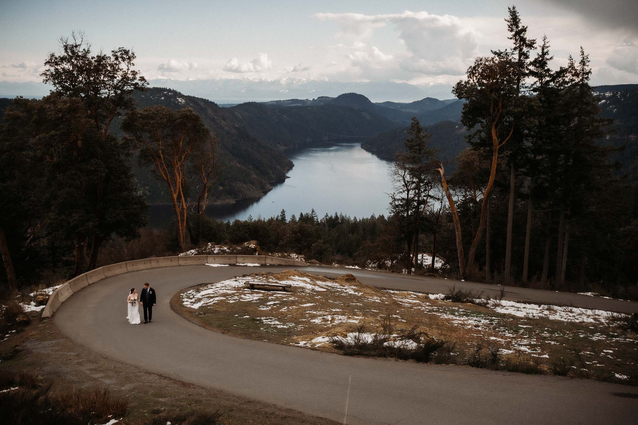 Wedding Photographer Victoria Villa Eyrie Weddings wedding photos on road