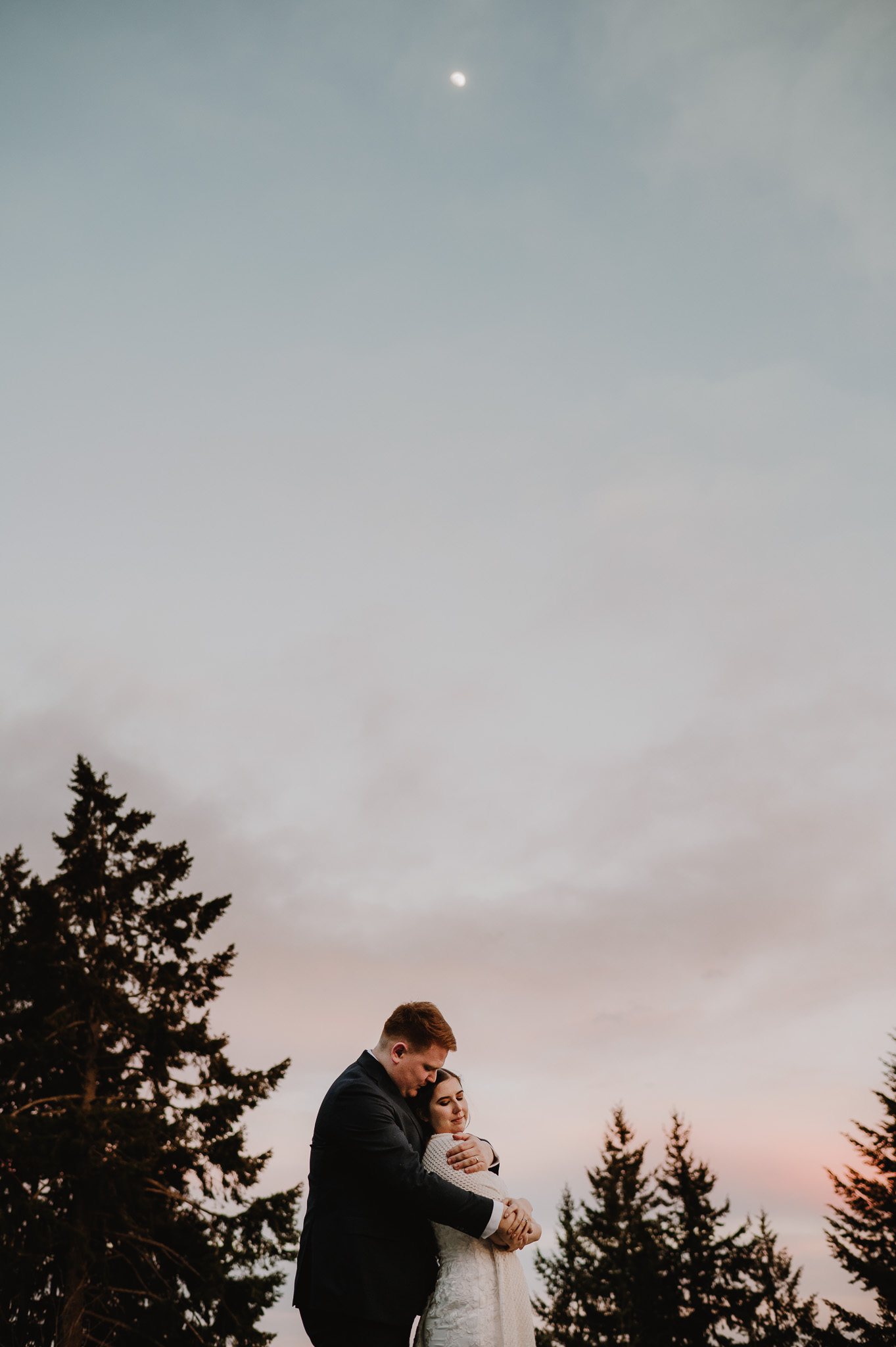 Wedding Photographer Victoria Villa Eyrie Weddings Sunset Photos with moon